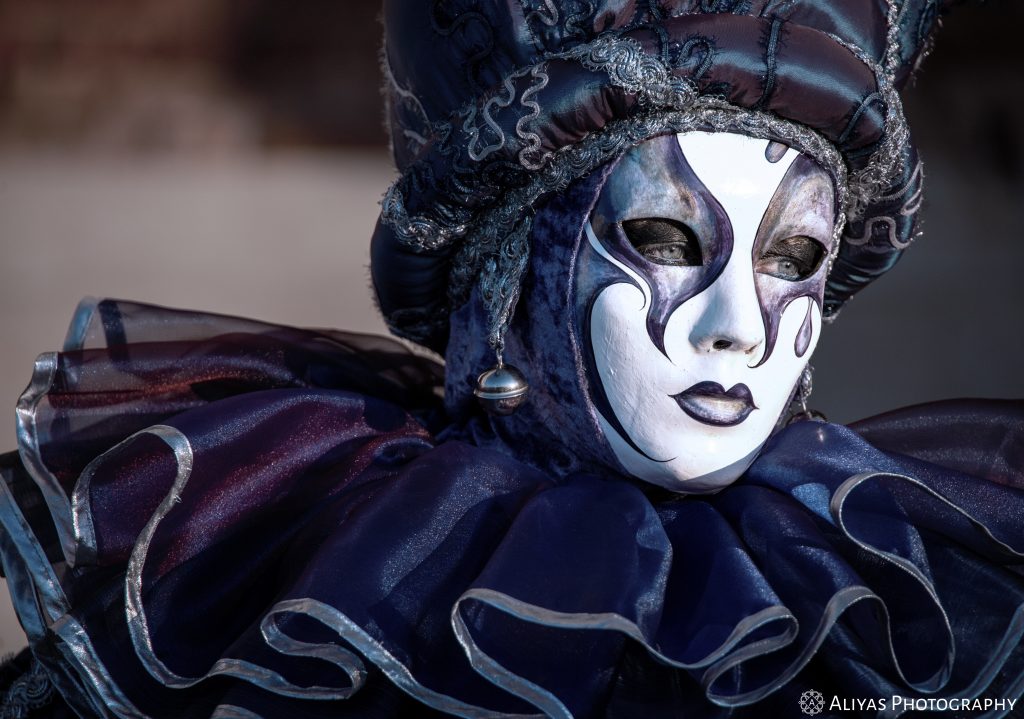 On this picture, you can see a woman wearing a lilac costume in the Carnival of Venice 2020. Her accessory is a lilac harlekin/clown stole collar.